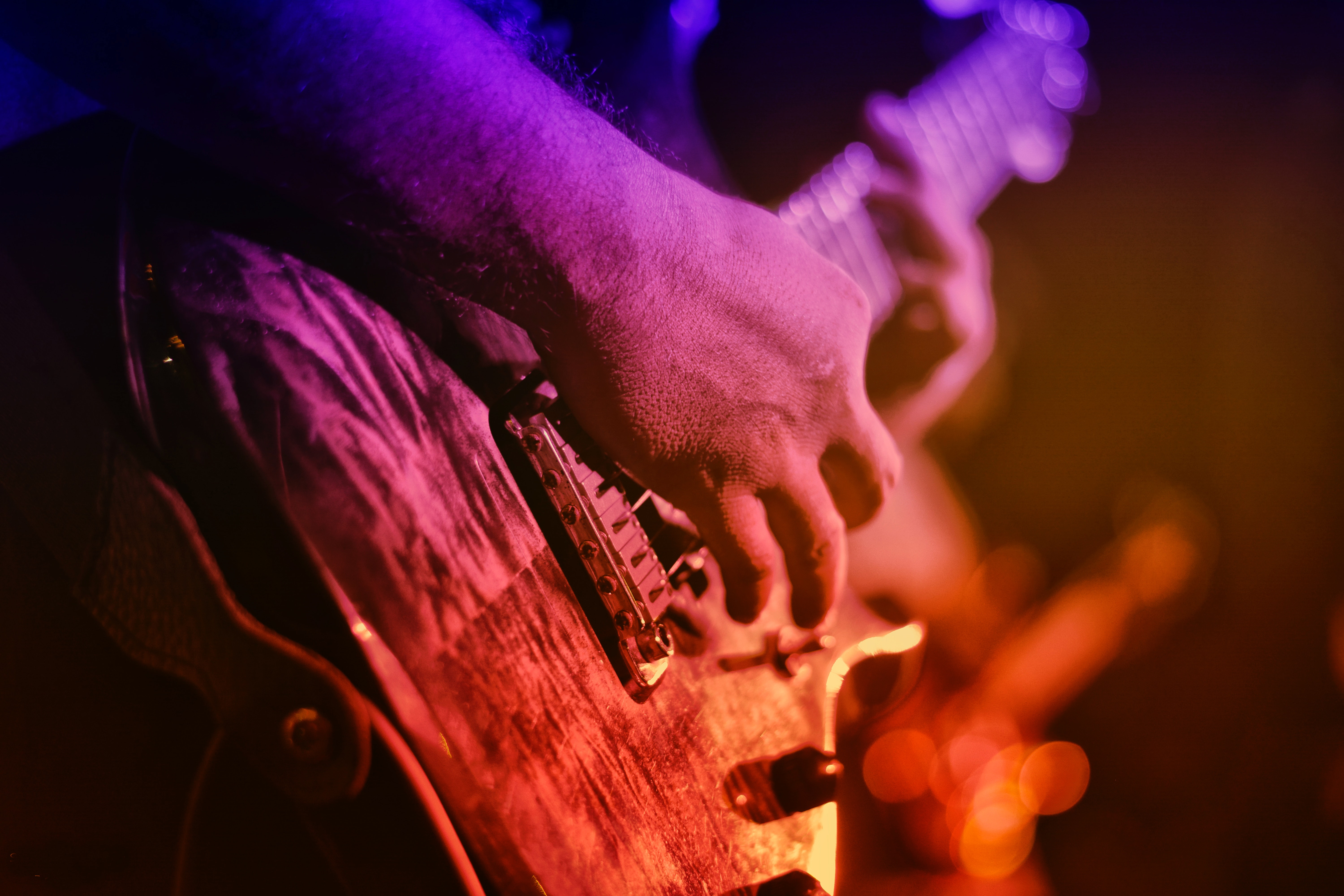 Hand på gitarr